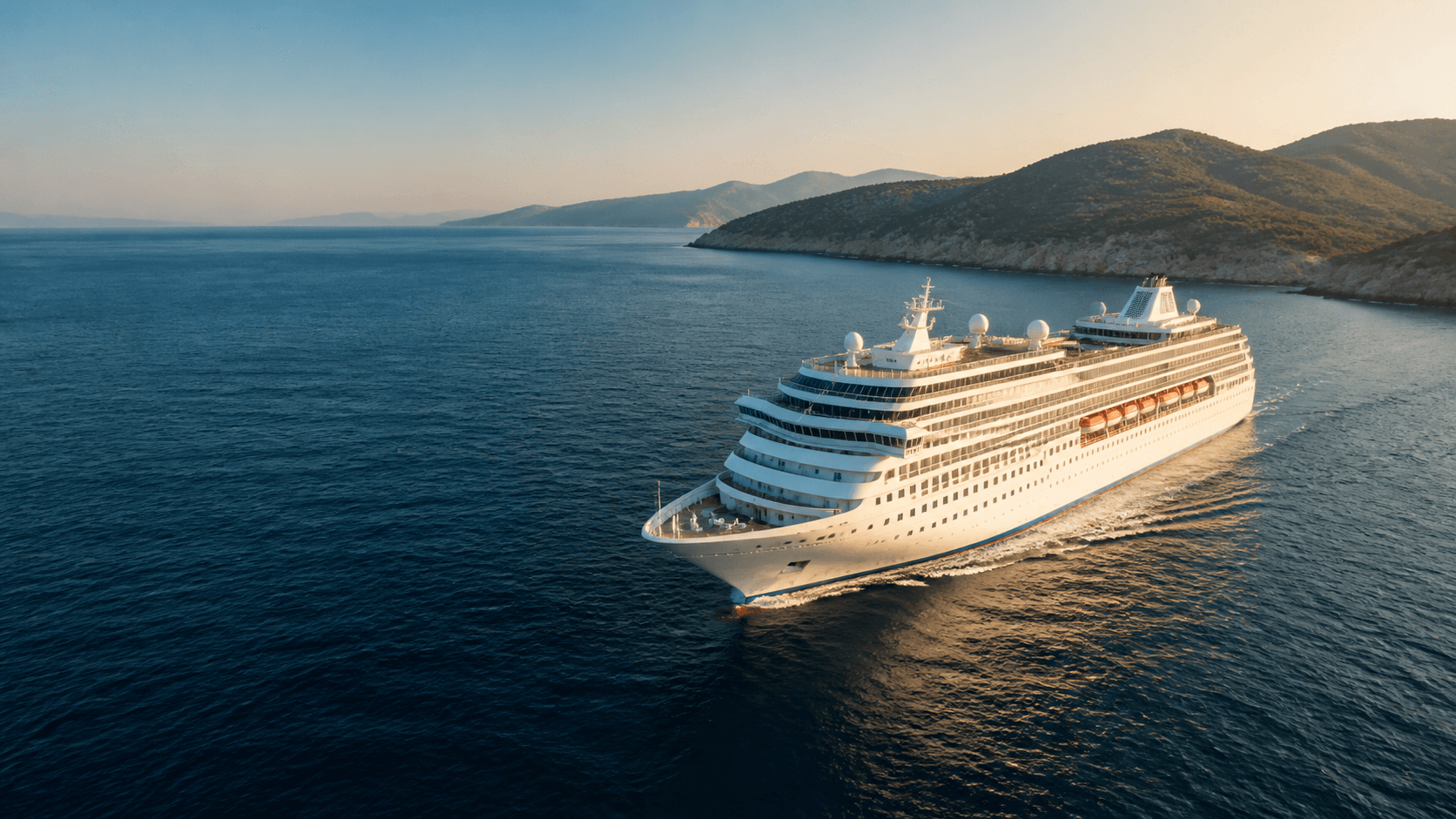 Akdeniz kıyısında seyreden modern bir cruise gemisi